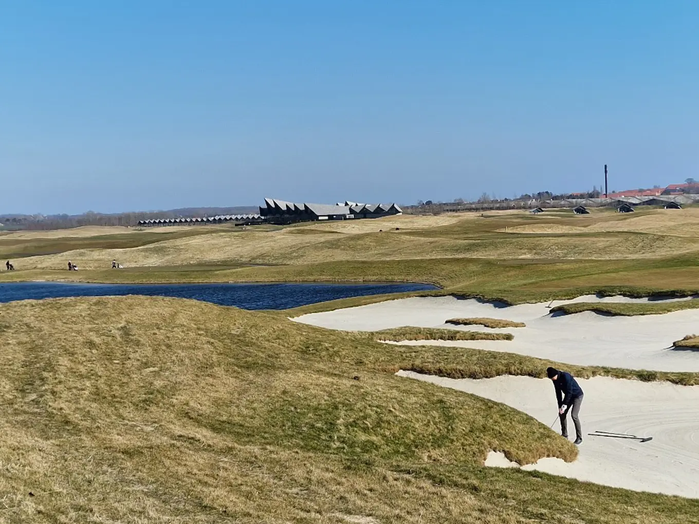 Lasse Fredslund playing golf on a sandy bar