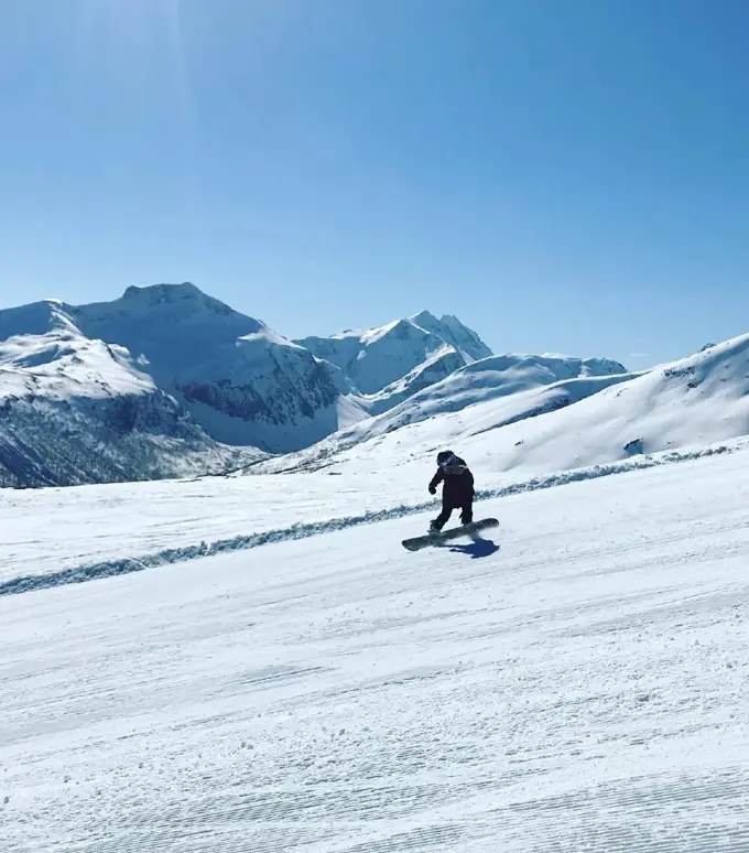 Sigrun snowboarding