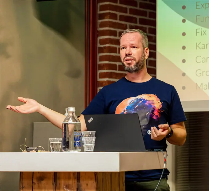 Profile Picture of Sebastiaan Janssen presenting on stage at the Dutch Umbraco User Group in 2023