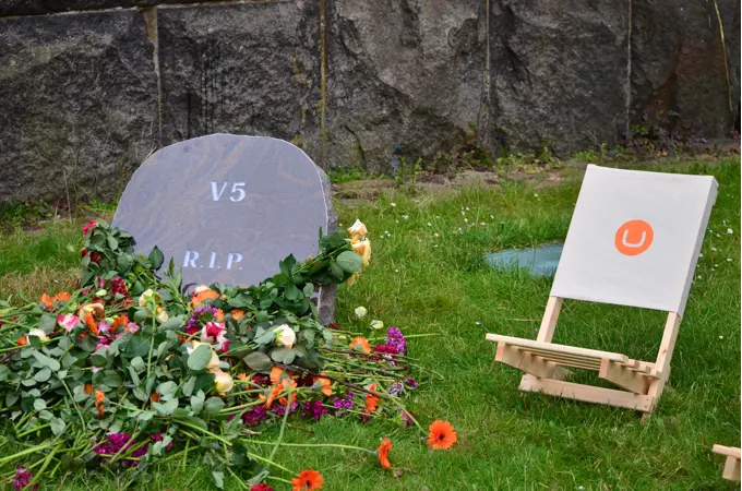 Image of a headstone saying v5 on it next to an Umbraco deck chair